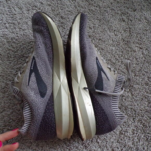 Brooks sneakers 9.5 - Picture 5 of 12
